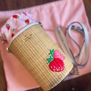 KATE SPADE PICNIC IN THE
PARK STRAWBERRY
CROSSBODY